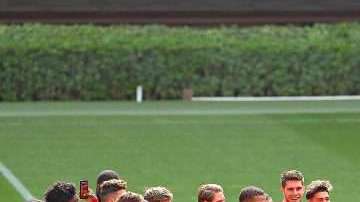 Jugadores y cuerpo técnico de Toronto FC oran por las víctimas de un atropellamiento masivo en su ciudad en la cancha del Estadio Akron de Guadalajara. (Foto: Imago7/Jorge Barajas)