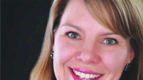 Jennifer Riordan iba sentada junto al ala donde explotó el motor