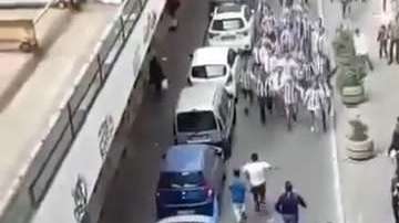 Aficionados del Napoli y la Juventus se encontraron en una calle de Turín