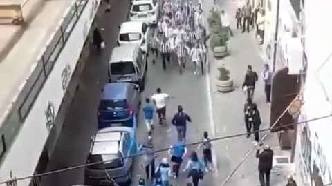 Aficionados del Napoli y la Juventus se encontraron en una calle de Turín