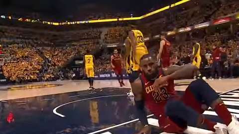 LeBron James recibió un fuerte codazo que le produjo una herida en la ceja