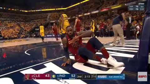 LeBron James recibió un fuerte codazo que le produjo una herida en la ceja