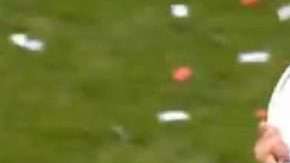 El mexicano Hirving 'Chucky' Lozano con el trofeo de la Eredivisie ganado con el PSV Eindhoven.