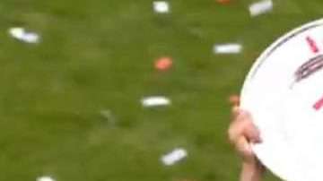 El mexicano Hirving 'Chucky' Lozano con el trofeo de la Eredivisie ganado con el PSV Eindhoven.