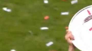 El mexicano Hirving 'Chucky' Lozano con el trofeo de la Eredivisie ganado con el PSV Eindhoven.