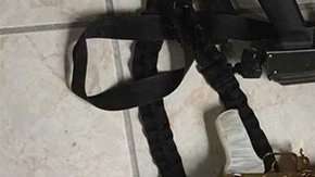 Hallan un AK-47 enchapado en oro en el arsenal decomisado.