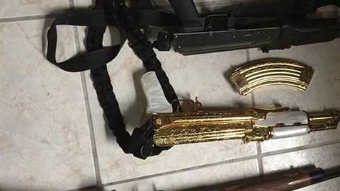Hallan un AK-47 enchapado en oro en el arsenal decomisado.