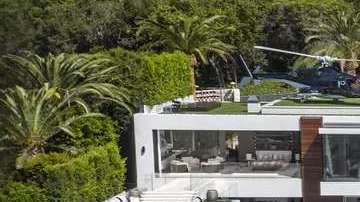 Esta enorme mansión de Bel Air de 38,000 pies cuadrados fue construida por el desarrollador Bruce Makowsky.