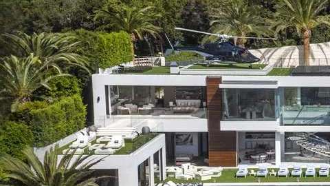 Esta enorme mansión de Bel Air de 38,000 pies cuadrados fue construida por el desarrollador Bruce Makowsky.