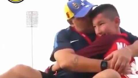 Un pequeño "gran" futbolista se robó el corazón de Maradona