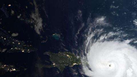 Imagen satelital de la NASA en momentos en que el huracán María azotaba a la isla el 20 de septiembre de 2017.