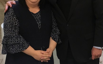 Dane Cleven felicita a Marisol Gaytán por sus 25 años de servicio en Community Savings Bank.