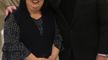 Dane Cleven felicita a Marisol Gaytán por sus 25 años de servicio en Community Savings Bank.