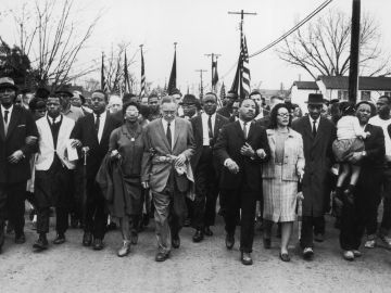 King, al lado de su esposa, Coretta Scott King, en una marcha a favor del derecho al voto para afroamericanos.