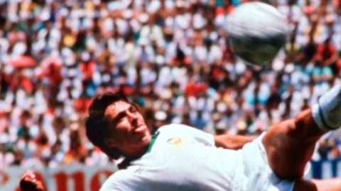 La acrobacia de Negrete durante el gol ante Bulgaria en 1986.