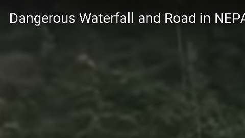 La impresionante cascada cruza la carretera en Nepal.