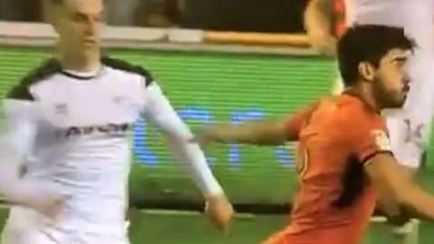 El portugués Rubén Neves del Wolverhampton inglés.