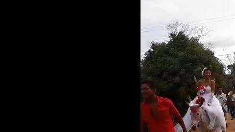 Se aprecia en el video a la novia muy sonriente.