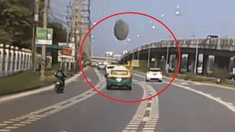 Algo raro y pesado estuvo a punto de aplastar a un vehículo.