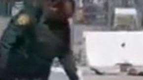 El hombre vestía únicamente un pantalón y parecía lastimado en una rodilla.