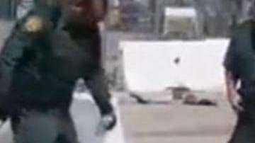 El hombre vestía únicamente un pantalón y parecía lastimado en una rodilla.