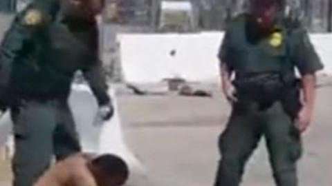 El hombre vestía únicamente un pantalón y parecía lastimado en una rodilla.