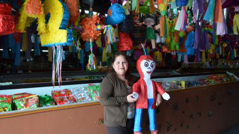 Araceli Domínguez, propietaria del negocio Abarrotera Mercantil del barrio de La Villita, vende singulares piñatas para toda ocasión. (Belhú Sanabria / La Raza)