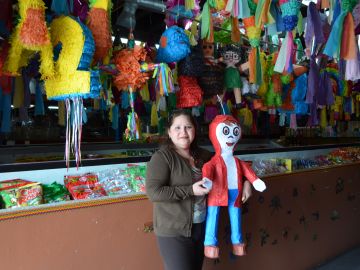 Araceli Domínguez, propietaria del negocio Abarrotera Mercantil del barrio de La Villita, vende singulares piñatas para toda ocasión. (Belhú Sanabria / La Raza)