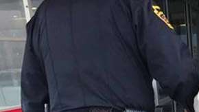 Un policía ayuda a un hombre mayor a ir a ver a su esposa enferma en el hospital