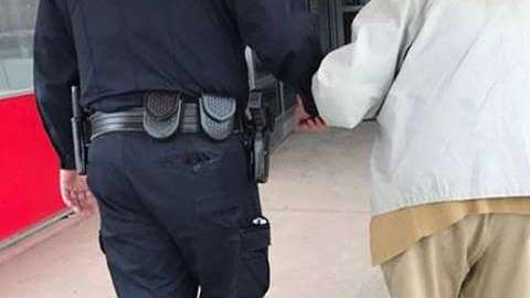 Un policía ayuda a un hombre mayor a ir a ver a su esposa enferma en el hospital