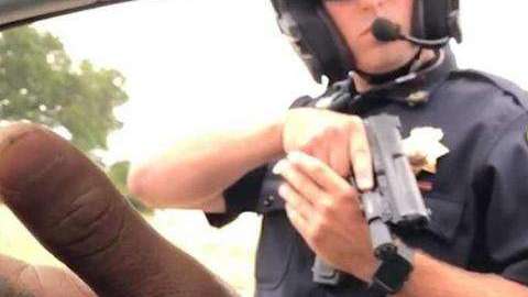 Un contacto con la policía, una toma de huellas digitales y luego, ICE toca la puerta: esta es cada vez la forma más común de ser deportado