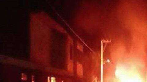 La turba quemó el cuerpo.