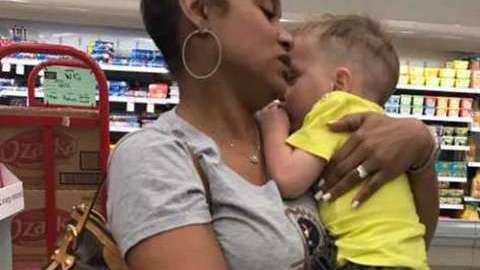 Una desconocida le ayudó a calmar a su bebé mientras la madre hacía la compra.