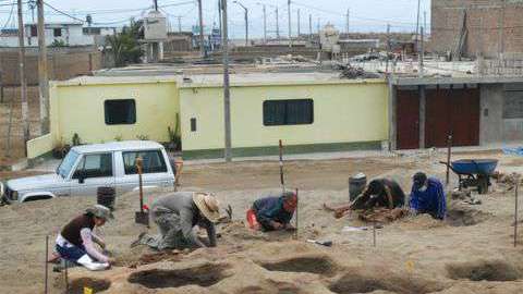 Los restos de niños y animales fueron encontrados en medio de un complejo de viviendas residenciales en el distrito de Huanchaco, al norte de Perú.