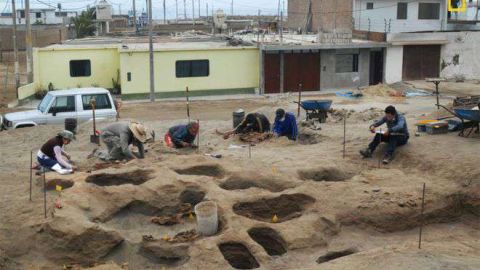 Los restos de niños y animales fueron encontrados en medio de un complejo de viviendas residenciales en el distrito de Huanchaco, al norte de Perú.