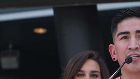 El campeón Leo Santa Cruz en una conferencia, al lado de su padre José.