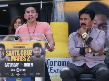 El campeón Leo Santa Cruz en una conferencia, al lado de su padre José.