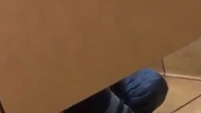 Un niño de cuatro años hace amigos hasta en el lavabo.