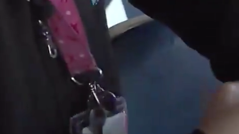 Una conductor de autobús hace mucho que más que conducir.