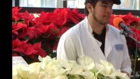 Gilly Assuncao es un joven con una voz prodigiosa.