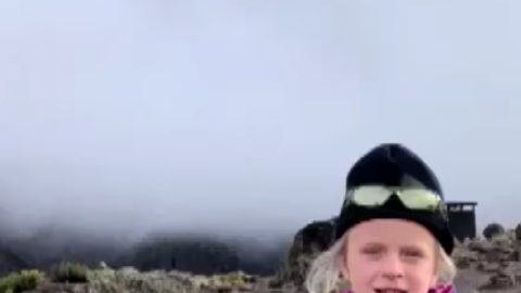 Esta niña es la más joven en subir al Kilimanjaro.