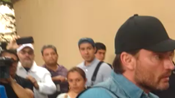 Peluquero de Marjorie se burla de Julián y le impide tomarse foto.