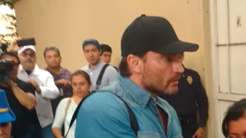 Peluquero de Marjorie se burla de Julián y le impide tomarse foto.