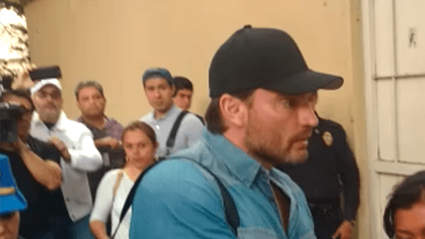 Peluquero de Marjorie se burla de Julián y le impide tomarse foto.