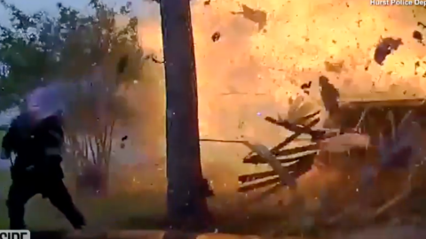 Una casa explota frente a la policía.