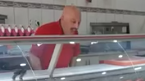 Una carnicería en Turquía decide atender a su mejor cliente de forma excepcional.