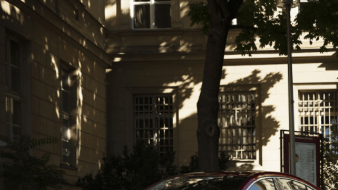 sin mucho presupuesto, grandes autos.