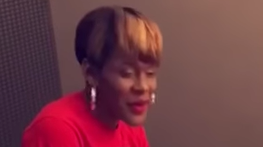 Un niño de dos años toca de manera mágica la batería