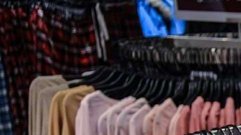 Los químicos que se utilizan al momento de fabricar ropa pueden provocar alergia incluso cuando te estás probando la prenda.
