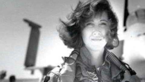 Shults en su época de servicio a la Marina.